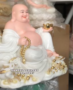 Tượng Phật Di Lặc ngồi áo trắng đế mây thỏi vàng, tràng hạt đẹp