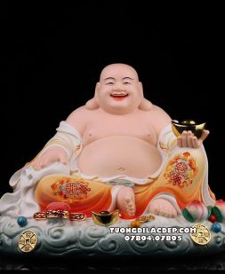 Tượng Phật Di Lặc cầm thỏi vàng ngự mây áo cam vẽ gấm đẹp
