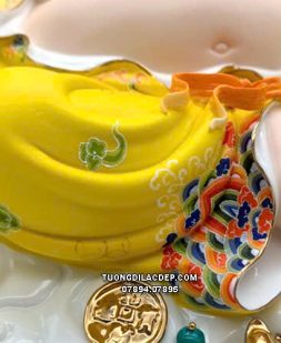 Tượng Phật Di Lặc ngự mây thỏi vàng tựa bao tiền sứ vàng