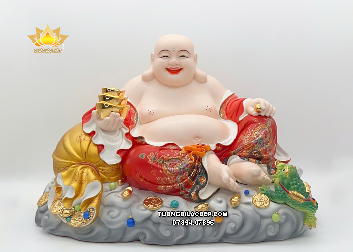 Tượng Di Lặc sứ đỏ thỏi vàng tựa bao tiền ngự mây
