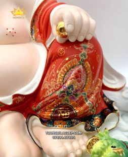 Tượng Di Lặc sứ đỏ thỏi vàng tựa bao tiền ngự mây