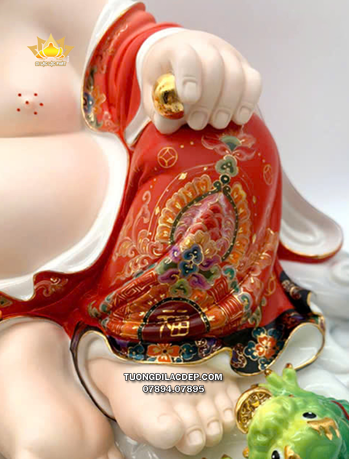 Tượng Di Lặc sứ đỏ thỏi vàng tựa bao tiền ngự mây