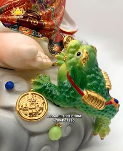 Tượng Di Lặc sứ đỏ thỏi vàng tựa bao tiền ngự mây