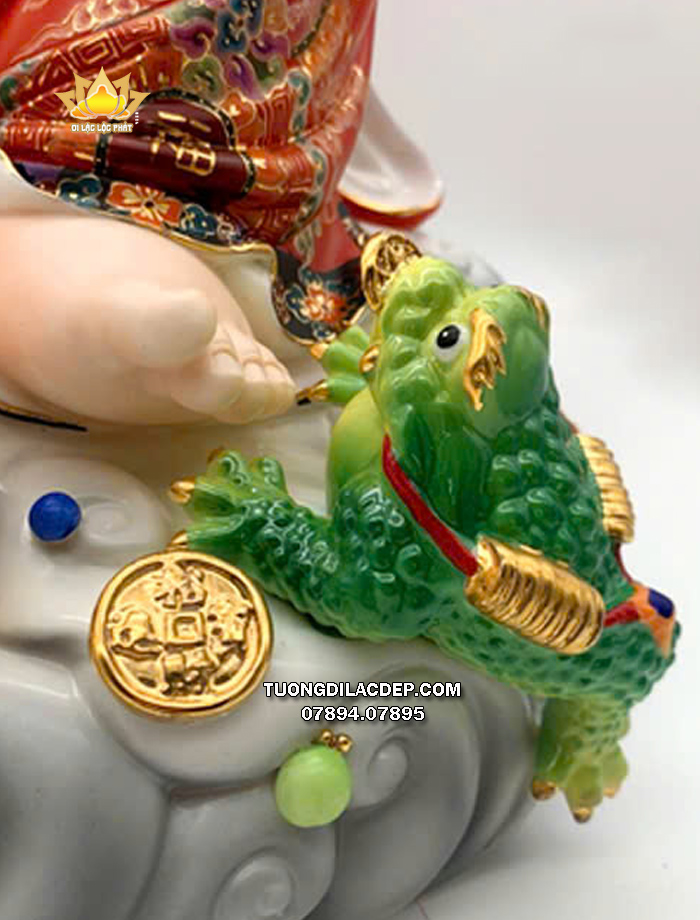 Tượng Di Lặc sứ đỏ thỏi vàng tựa bao tiền ngự mây